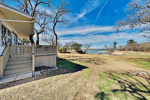 Lakefront Cottage With Private Fishing Dock Home