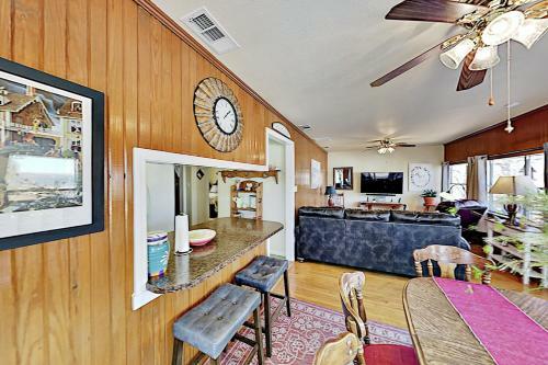 Lakefront Cottage With Private Fishing Dock Home