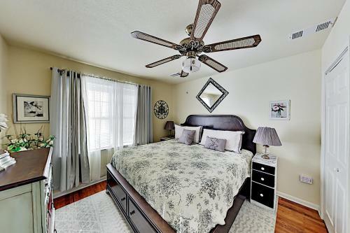 Lakefront Cottage With Private Fishing Dock Home