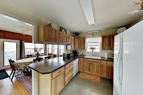 Lakefront Cottage With Private Fishing Dock Home