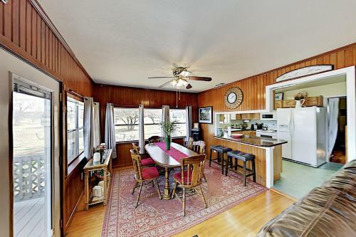 Lakefront Cottage With Private Fishing Dock Home
