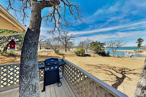 Lakefront Cottage With Private Fishing Dock Home