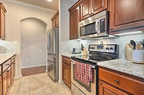 College Station Townhouse With Patio And Pool Access!