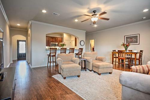 College Station Townhouse With Patio And Pool Access!