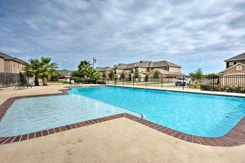 College Station Townhouse With Patio And Pool Access!