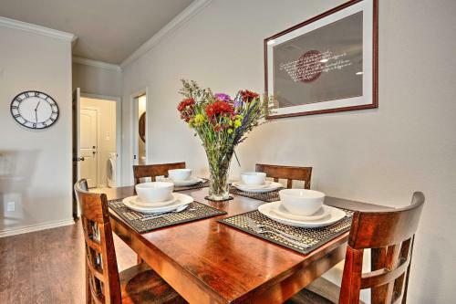 College Station Townhouse With Patio And Pool Access!