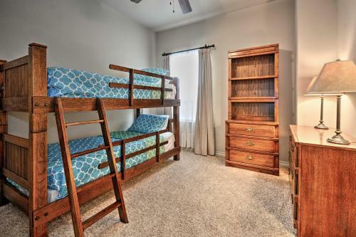 College Station Townhouse With Patio And Pool Access!