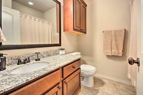 College Station Townhouse With Patio And Pool Access!