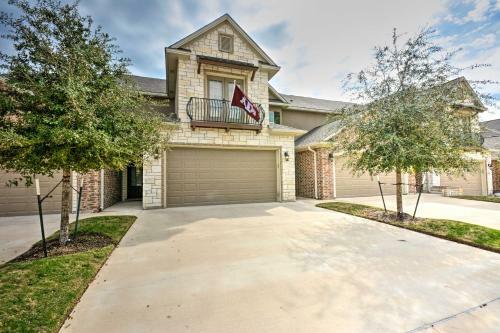 College Station Townhouse With Patio And Pool Access!