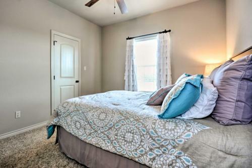College Station Townhouse With Patio And Pool Access!