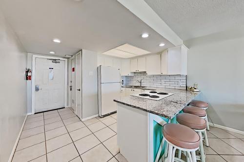 Apartamento Gulfstream Condos - Beachfront Corner Unit, Pool Condo