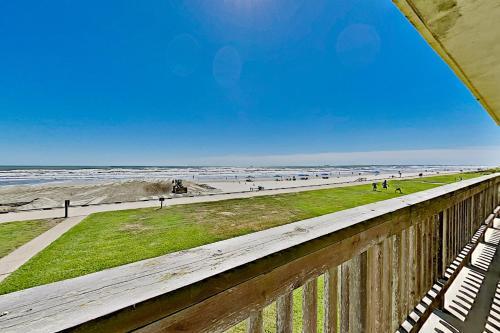 Apartamento Gulfstream Condos - Beachfront Corner Unit, Pool Condo