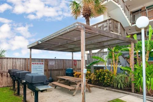Apartamento Gulfstream Condos - Beachfront Corner Unit, Pool Condo