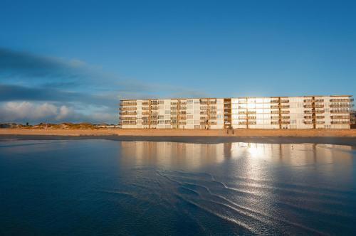 Apartamento Gulfstream Condos - Beachfront Corner Unit, Pool Condo