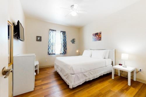 Leeward Bay 15001
