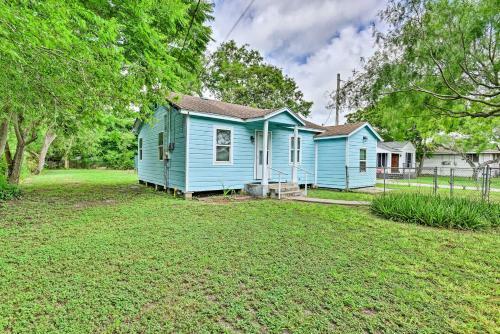 Corpus Christi Home With Yard - Drive To Beach!