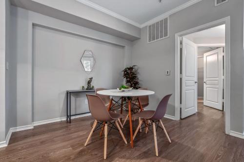 Apartamento Cozysuites Bold 2br 2ba At Cityplace