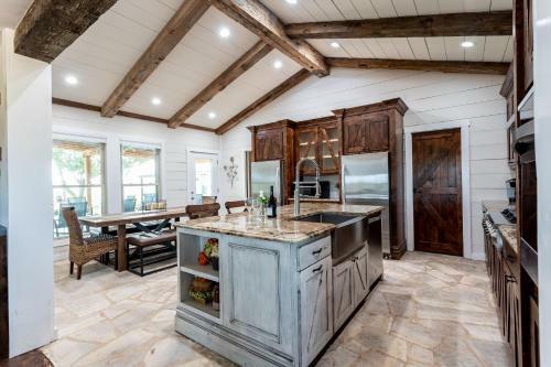 Own The Day Lodge - The Ranch House