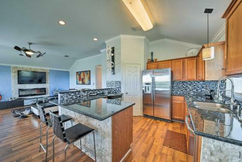 Galveston Escape With Entertainment Patio And Deck!