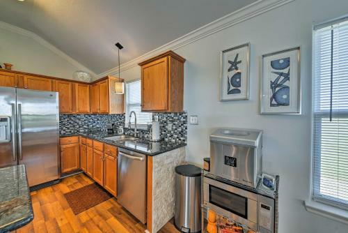 Galveston Escape With Entertainment Patio And Deck!