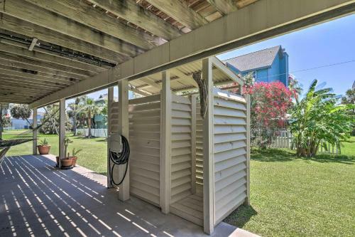 Cozy Galveston Home With Deck - Walk To The Beach!