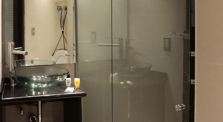 Aztic Hotel And Executive Suites