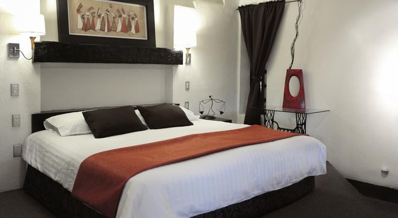 Aztic Hotel And Executive Suites