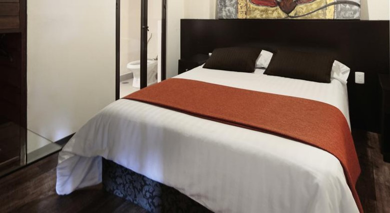 Aztic Hotel And Executive Suites