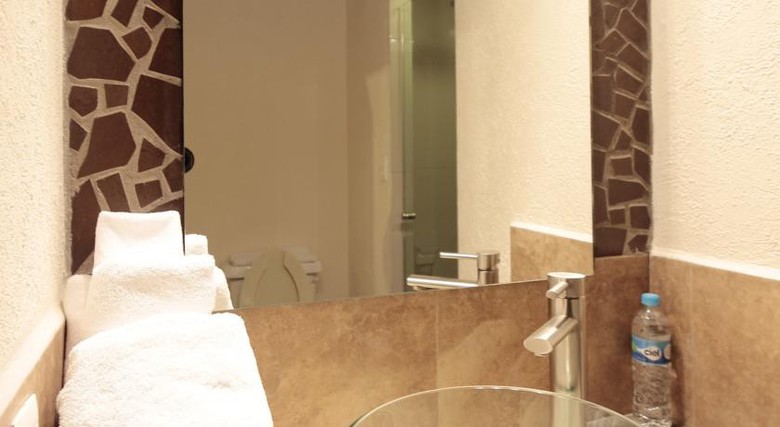 Aztic Hotel And Executive Suites