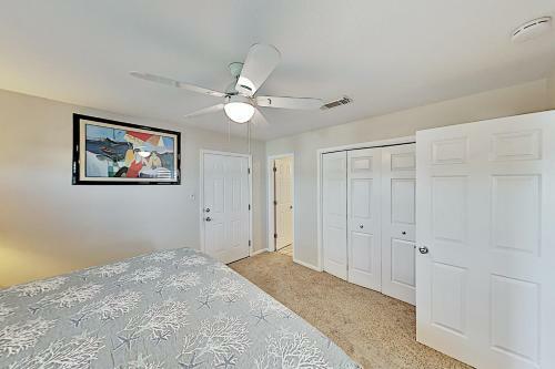 Gulf Getaway - Epic Views - Walk To Beach & Dining Home