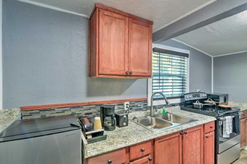 Historic Galveston Apartment - 1 Mi To Beach!