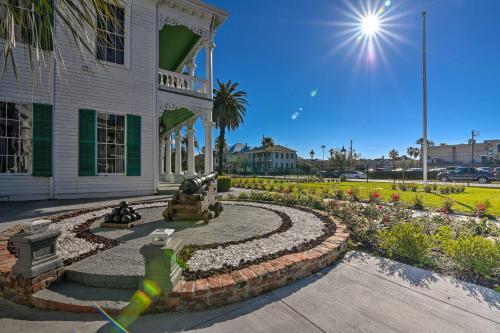 Historic Galveston Apartment - 1 Mi To Beach!