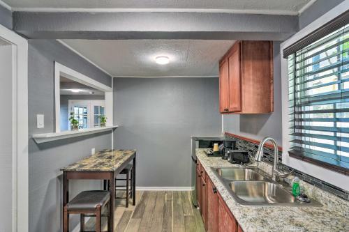 Historic Galveston Apartment - 1 Mi To Beach!
