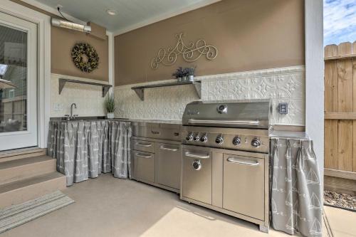 Dog-friendly Galveston Home - Walk To Beach!