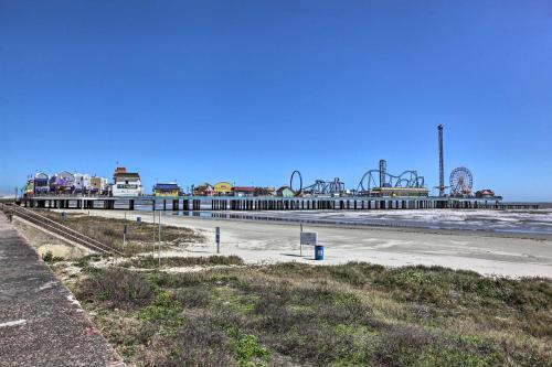 Dog-friendly Galveston Home - Walk To Beach!