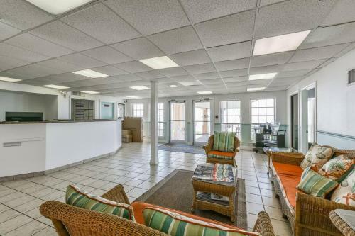 Available Mardi Gras , Updated Beachfront Condo