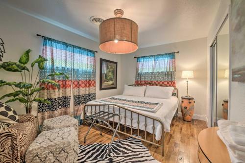 Chic Granbury Home 1 Block To Historic Dtwn!