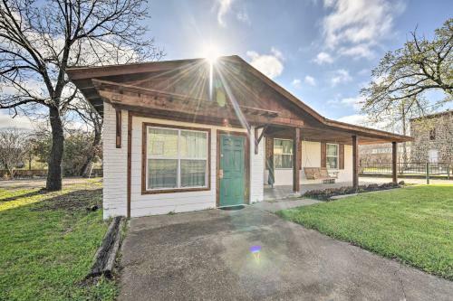 Chic Granbury Home 1 Block To Historic Dtwn!