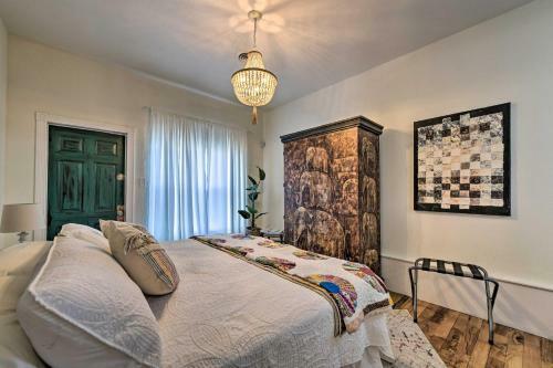 Chic Granbury Home 1 Block To Historic Dtwn!