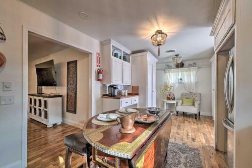 Chic Granbury Home 1 Block To Historic Dtwn!