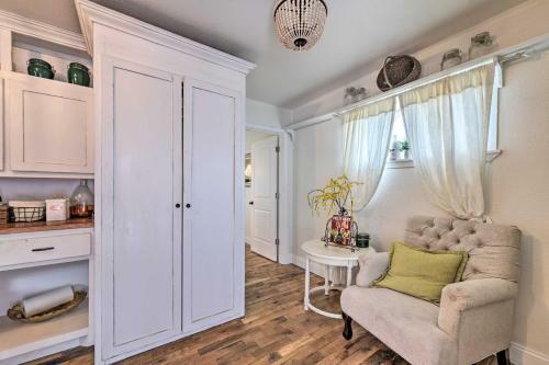 Chic Granbury Home 1 Block To Historic Dtwn!