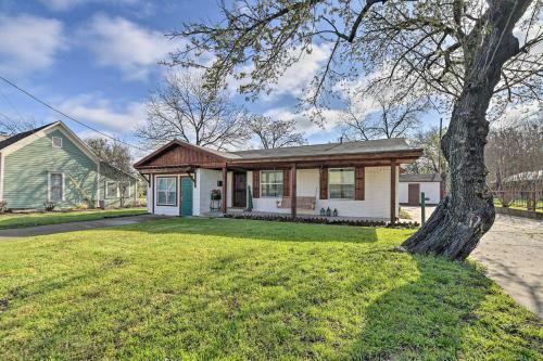 Chic Granbury Home 1 Block To Historic Dtwn!