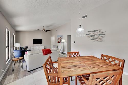 Updated Hill Country Gem - Walk To Lake & Dining Home