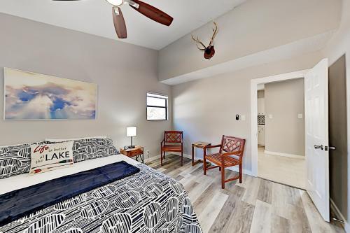 Updated Hill Country Gem - Walk To Lake & Dining Home