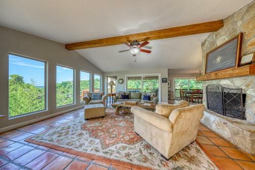 Peaceful Retreat On Quiet Cove On Lake Travis