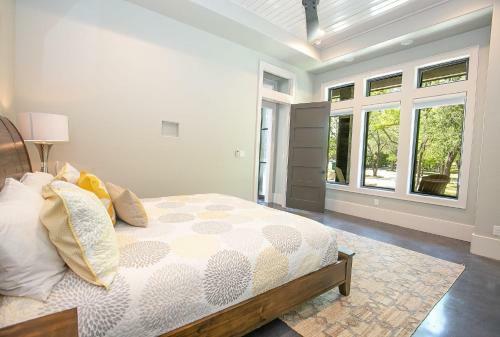 Wake & Roll - Loma Linda Luxury Lakeside Getaway