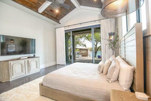 Wake & Roll - Loma Linda Luxury Lakeside Getaway