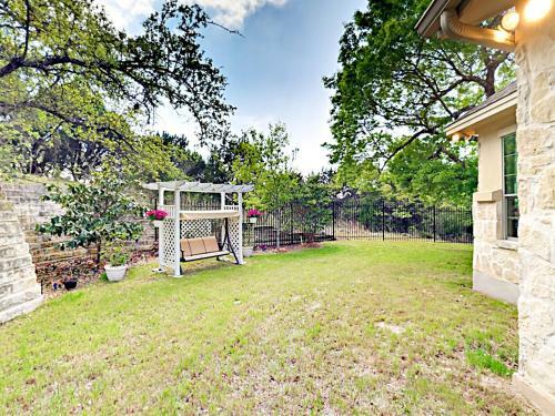 New Listing! Luxurious Estate With Lakeside Views! Home