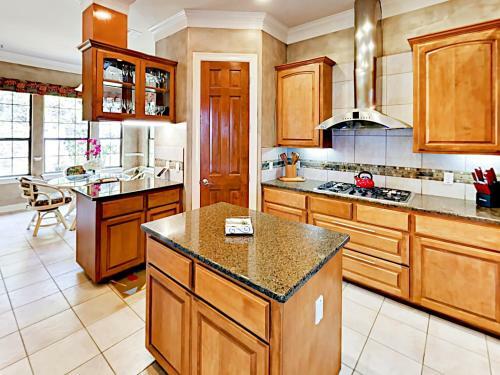 New Listing! Luxurious Estate With Lakeside Views! Home