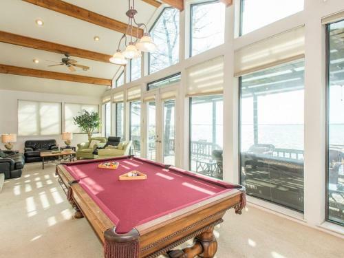 180 Degree View Of Cedar Creek Lake!